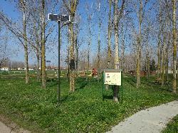 Bácsbokodban a szabadidő park térvilágítását UNK-MONO-8W-2011 napelemes kandeláberek elhelyezésével biztosították.