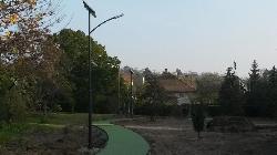 Az Ordass Lajos Park területén napelemes kandeláberek kerültek telepítésre Dunakeszin, melyek a térvilágítást biztosítják.