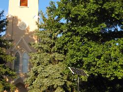 UNK-MONO-4W-2011 típusú napelemes kandeláber üzembe helyezése térvilágítás céljából Székkutason a templom felújítási munkálatainak a keretében.