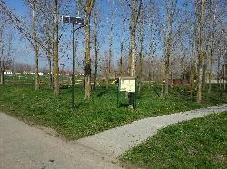 Bácsbokodban a szabadidő park térvilágítását UNK-MONO-8W-2011 napelemes kandeláberek elhelyezésével biztosították.