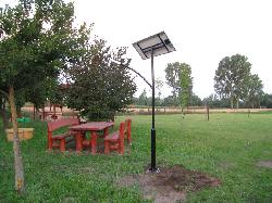 UNK-MONO-4W-2011 típusú napelemes kandeláber biztosítja a térvilágítást Bodorfa pihenő parkjában.