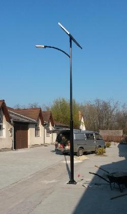 Kiskorpádon egy parkoló térvilágítását UNK-MONO-8W-2013 napelemes kandeláber üzembehelyezésével oldották  meg.