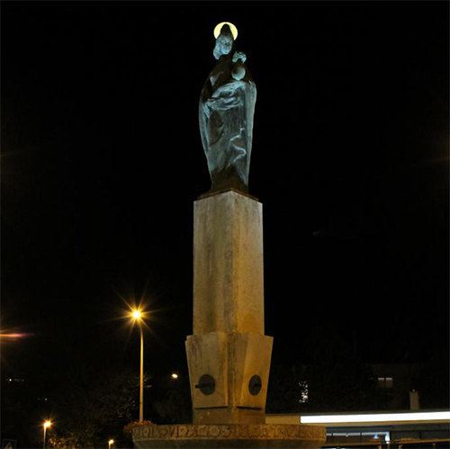 Budapest, Pasarét Square roundabout, sculpture lighting